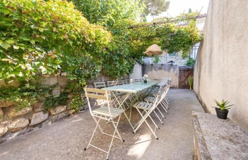 Maison authentique à Montfrin avec terrasse, Air conditionné.