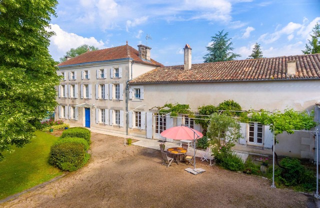 Maison de Maître with swimming pool for 12 people near Angoulême