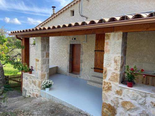 Maison en pierres rénovée MONS 83