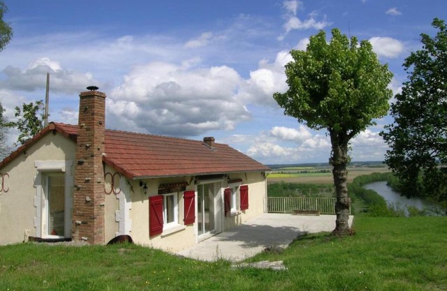 Maison rénovée avec grand jardin, accès rivière, cheminée et tout confort à Monétay-sur-Allier - FR-1-489-110