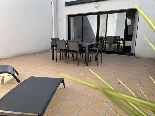 Maison rénovée 4 pièces au cœur de St Pierre d'Oléron avec terrasse, proche commerces, 6 couchages - FR-1-246A-137