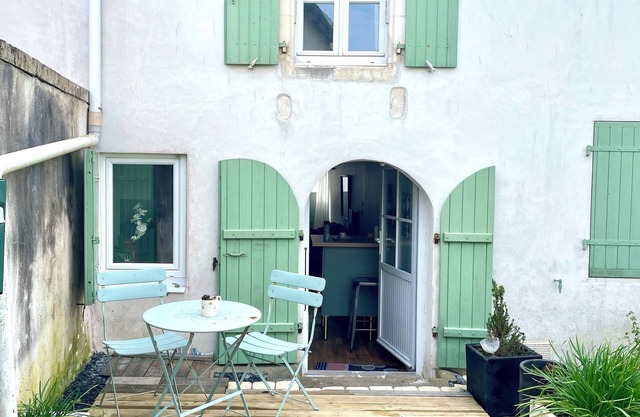 Maison Rhétaise in the heart of the village, close to the beach and shops.