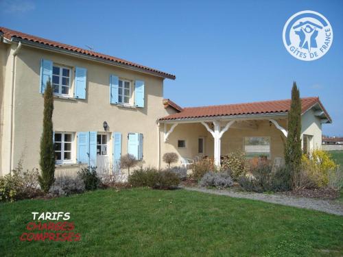 Maison spacieuse avec jardin privé à Chalain-le-Comtal - FR-1-496-48