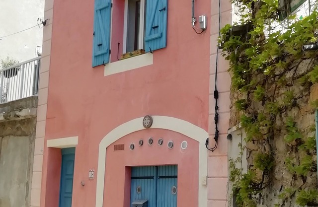 Maison sur Trois Étages au Cœur du Village
