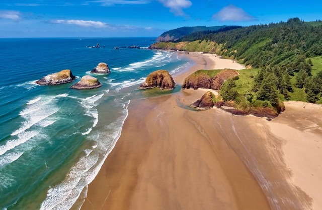 Majestic Haystack Rock and Ocean Front Views, Pet Friendly, Hot Tub, BBQ, Three Main Level Bedrooms