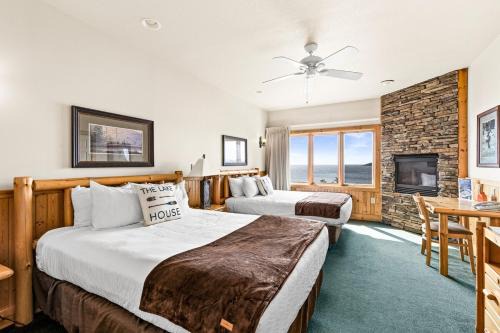 Majestic Lake Views Studio 2-Queen Beds and Heated Pools