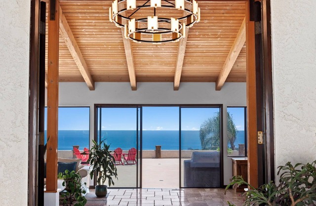 MAJESTIC MALIBU HOME, SWEEPING OCEAN VIEWS, 4 MIN TO BEACH, 4 BDRMs, 4 BATHS