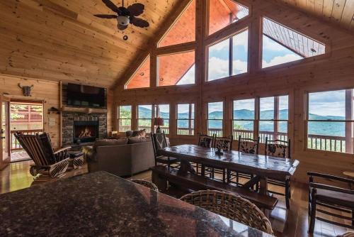 Majestic mountaintop cabin, hot tub, fireplaces