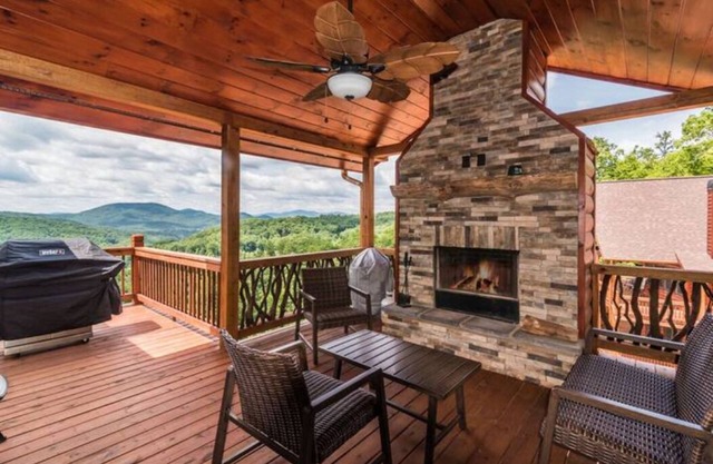 Majestic-mountaintop cabin, hot tub, fireplaces.