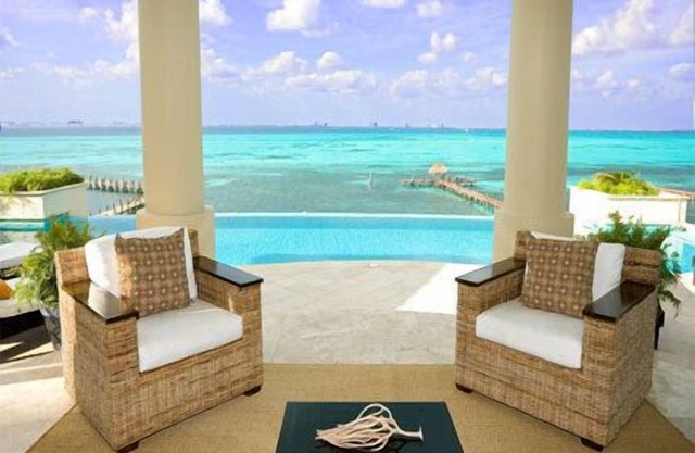 Majestic Oceanfront Villa with daily breakfast and staff!