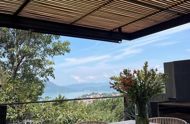 Majestuosa residencia con vistas al lago y bosque!