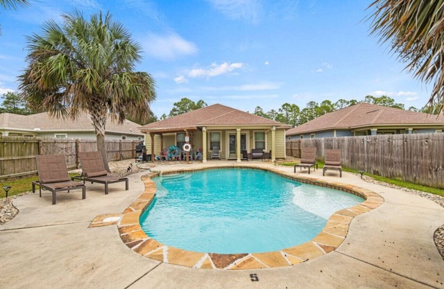 Making Memories ! Private Pool Home 3 Miles from the Beach!