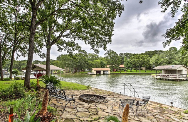 Malakoff Lake House - Deck, Boat Slips, & Fire Pit