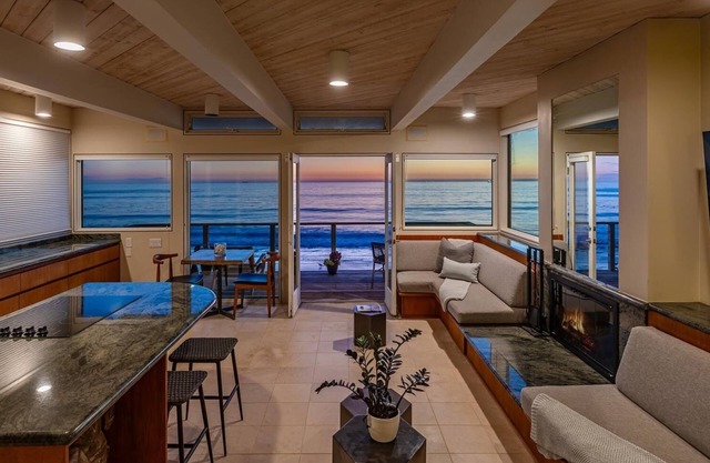 Malibu Beach House Getaway On Private Beach! August Special DISCOUNT!