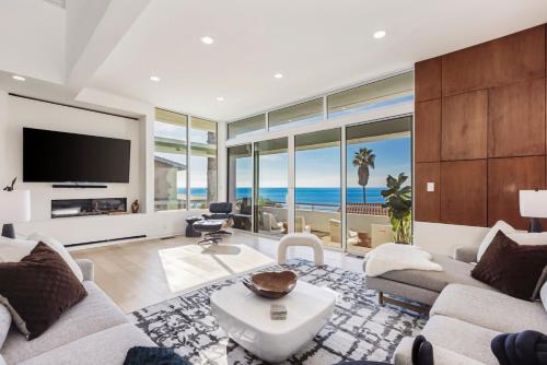 Malibu Breeze - hot tub, ocean view, steps to beach