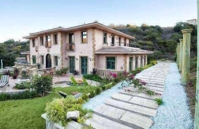 Malibu Tuscany Paradise w/Pool/Villa Spacious in private gated neighborhoodn