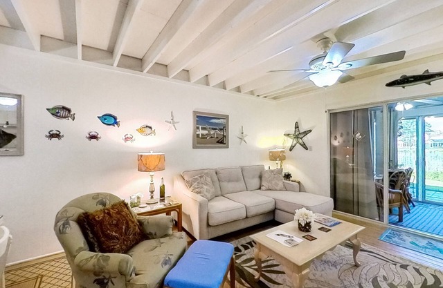 Mallard Lakes townhouse w/community pool, tennis & basketball court