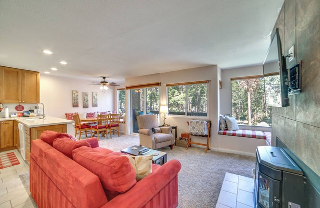 Mammoth Lakes Condo w/Community Pool & Hot Tub!