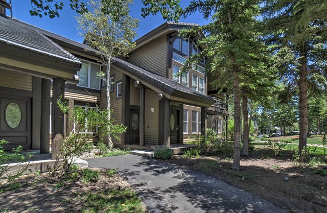 Mammoth Lakes Vacation Rental w/Community Hot Tub