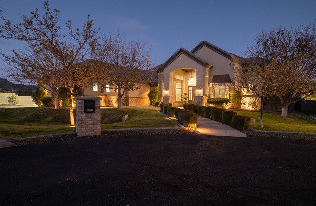 Man O Man! Hot Pool Mega Home in Mesa!