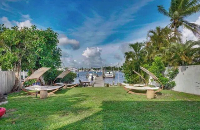 Manatee Pocket! 3 Bedrooms 1 Bathroom. Right on the water!