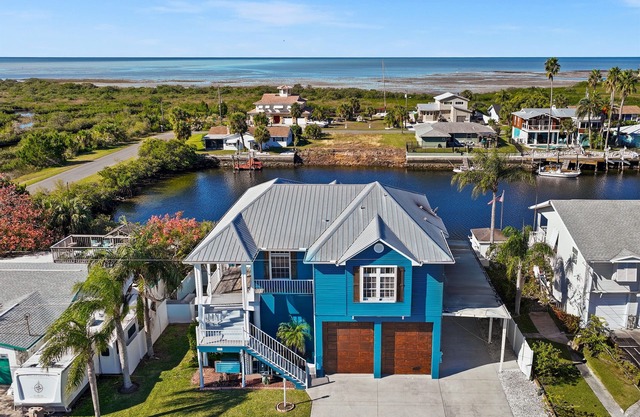 Manatee time! Waterfront Home, floating dock, kayaks, paddle boards, gulf access