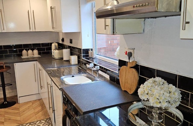Manchester 2-bed House, Sleeps 4, 20 Min to Centre