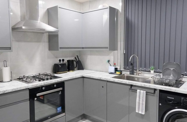 Manchester - 3 Bedroom House - Sleeps 5 - Etihcity
