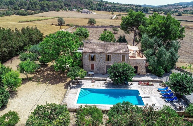 Manenta - Typical Mallorcan, rustic country house with child-proof pool
