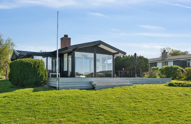 "Manfred" - 250m from the sea by Interhome