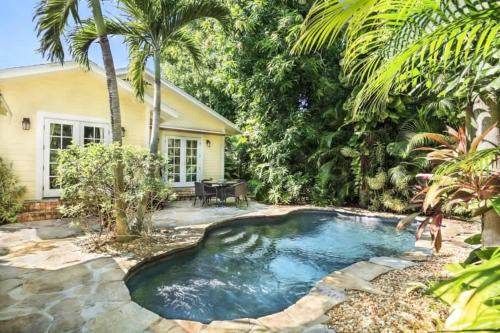 Mango Haus - Savor Tropical Living by a Lush Lagoon Pool