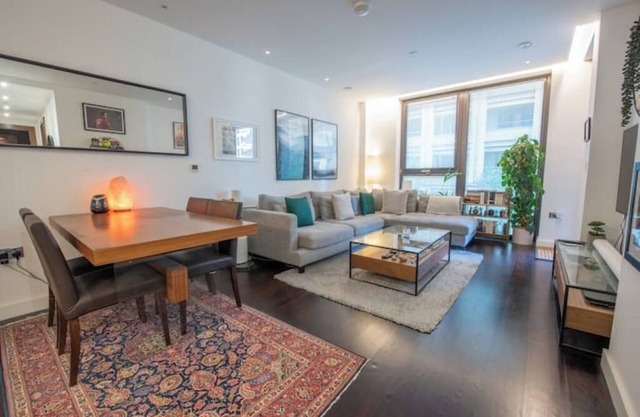 Manhattan style flat close to tube with gym/wifi! Spacey, modern, great location