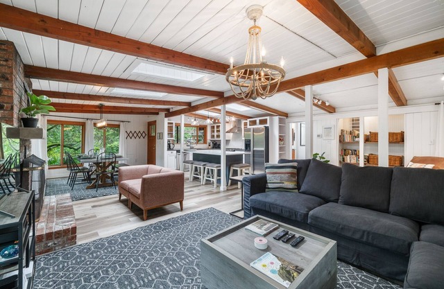 Manzanita Updated Dog Friendly 5 Min Walk to Beach, Office great for remotework!