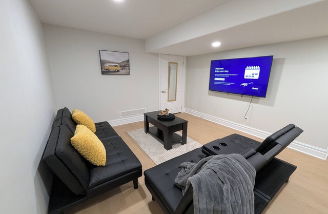 Maple & Chill - Stay ‘eh’-mazing! Near border, EV charge & all things Windsor-y!