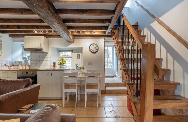 Maple Cottage - Beautiful 2BD Retreat