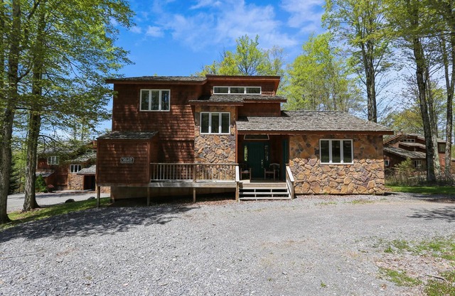 Maple Lodge Beautiful contemporary home right in the middle of hiker heaven!