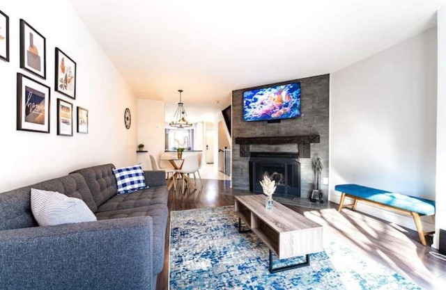 Mapleview Burlington Gem-King bed-Stylish Townhome