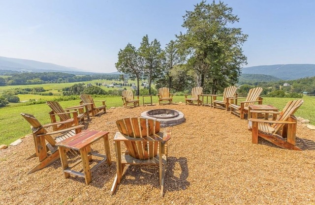 MARCH RATE REDUCTION! PERFECT SPRING BREAK BOOK NOW! POOL WITH VIEWS! EV charger
