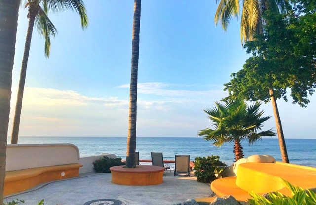 MARGARITAVILLE-Beachfront Complex with Pools, Upscale Home! WOW!