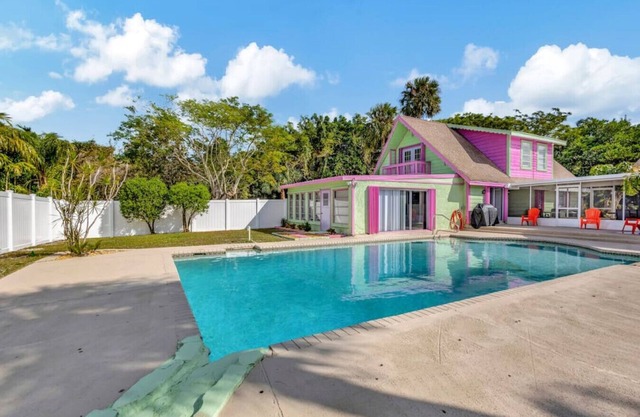 "Margaritaville" Mini Resort w/Pool
