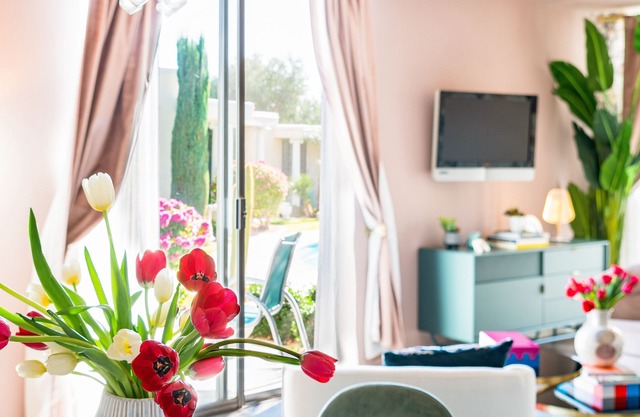 "Marilyn's Secret!" - King Bed, 2 Bathrooms/Walk to Town, Shops & Dining