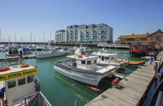 Marina Apartment|Parking| by Brighton Holiday Lets