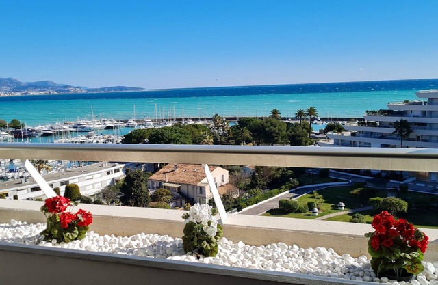 Marina Baie des Anges Enchanting sea view between Nice and Cannes Appt sleeps 4
