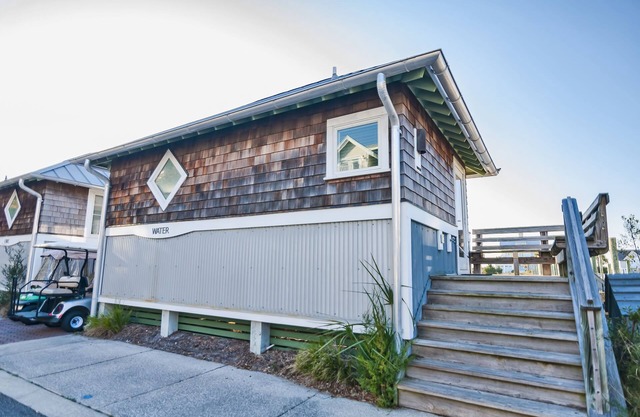 Marina view one bedroom cottage close to amenities on BHI. Walking distance to the NC lighthouse