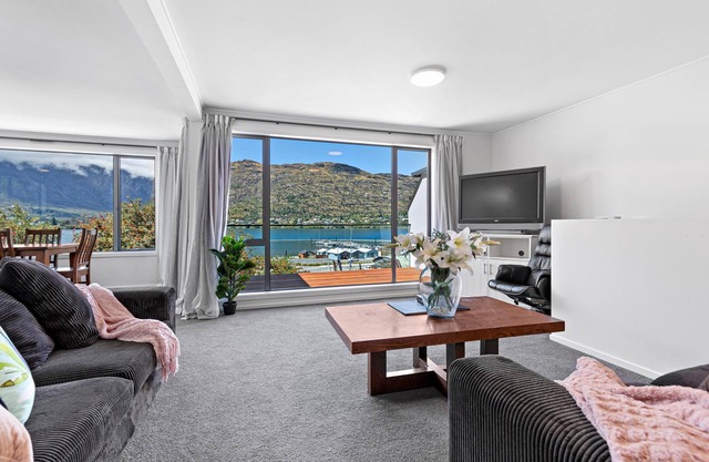 Marina Views 2 Bedroom Home with Sunny Balcony