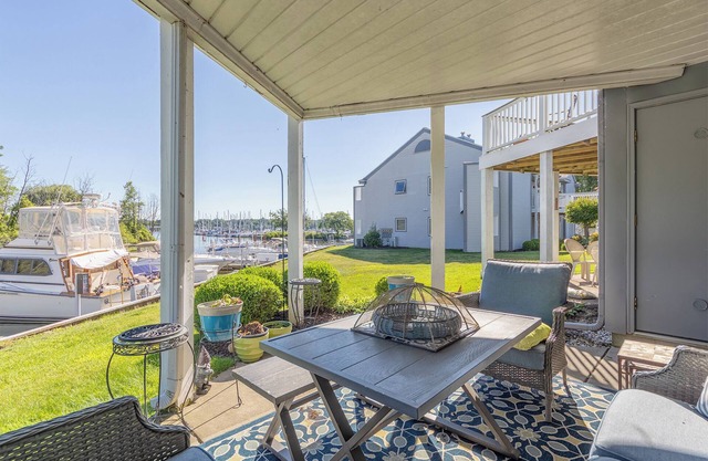 Marina Vista - Water Views - Cozy Getaway