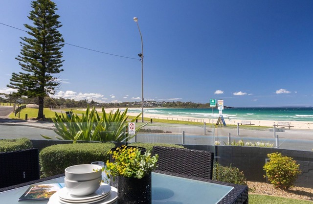 Mariners 3 - The closet apartment to Mollymook Beach, you can almost touch it!