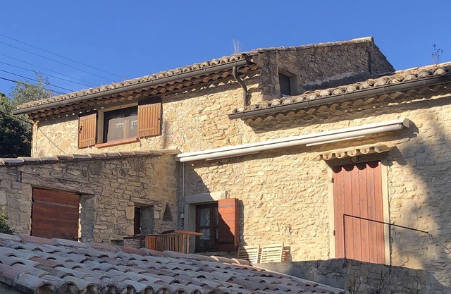 Marius, Provencal farmhouse, swimming pool and opposite Ventoux.