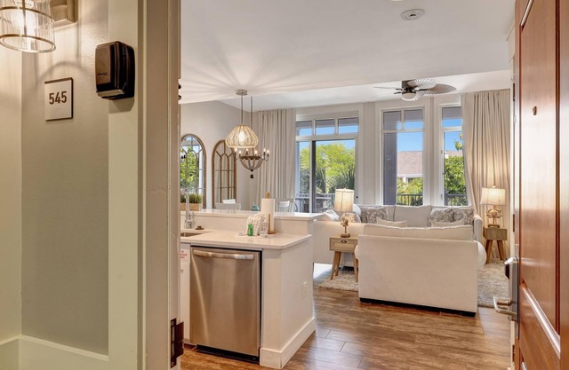 Market Street Elegance - Stylish One-Bedroom Retreat for Four at Sandestin Golf and Beach Resort!