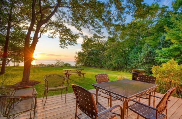Martha's Cottage: Lake Michigan Waterfront, Private Beach, Sunroom, Fire Pit